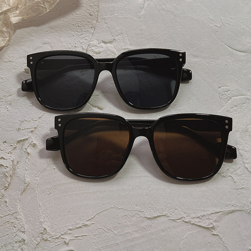 Fashionable Oversized Sunglasses in Contemporary Design Bowlift
