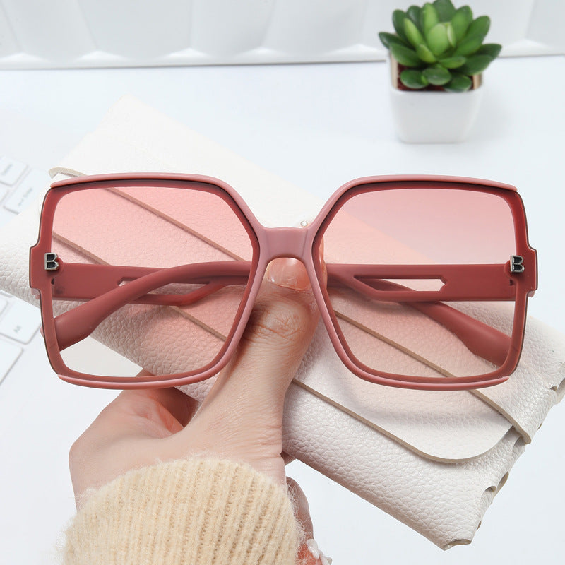 Women's fashionable oversized sunglasses with extravagant accents Bowlift