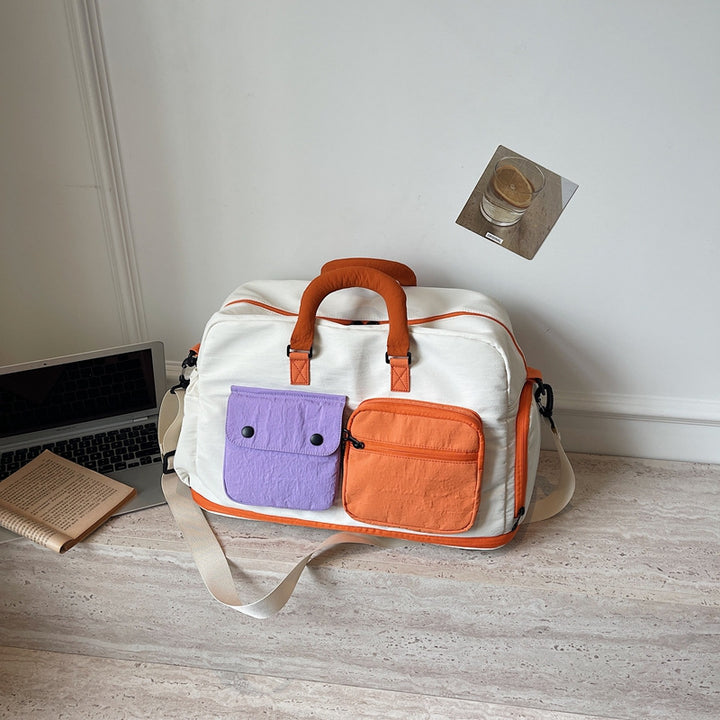 Sporty travel bag with multiple pockets and adjustable shoulder strap Bowlift