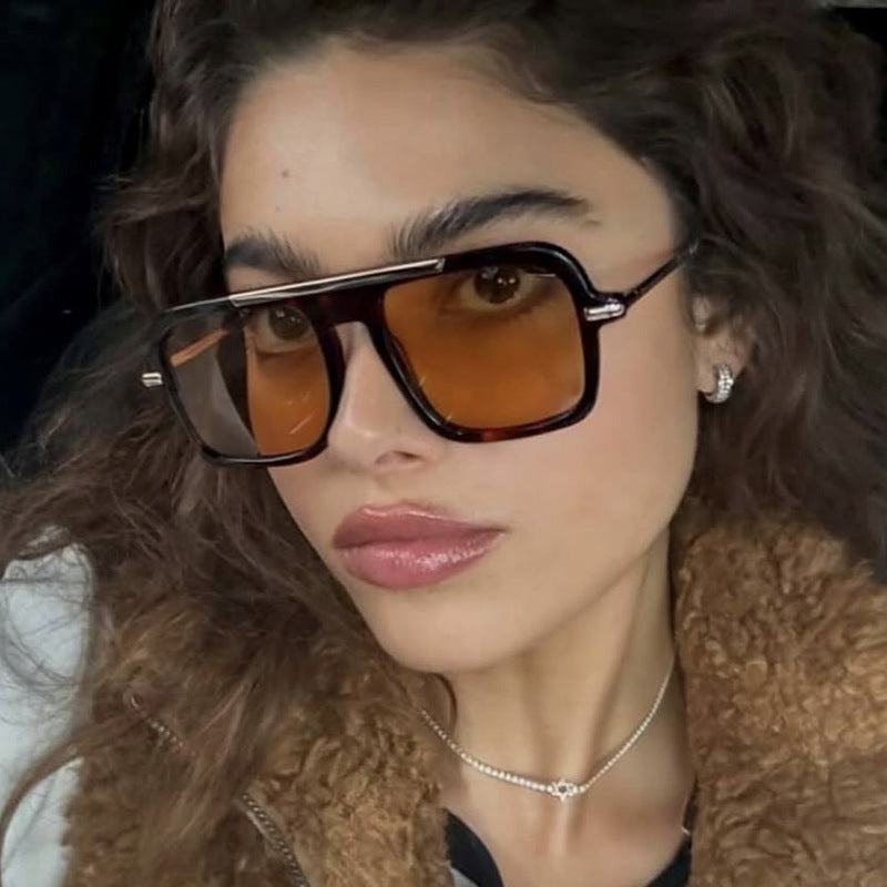 Women's square sunglasses with luxurious metal frame and sturdy lenses Bowlift