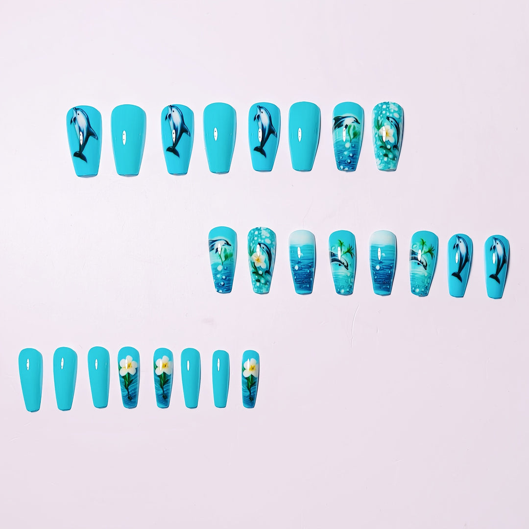 Artificial nails with underwater inspired marine motif Bowlift