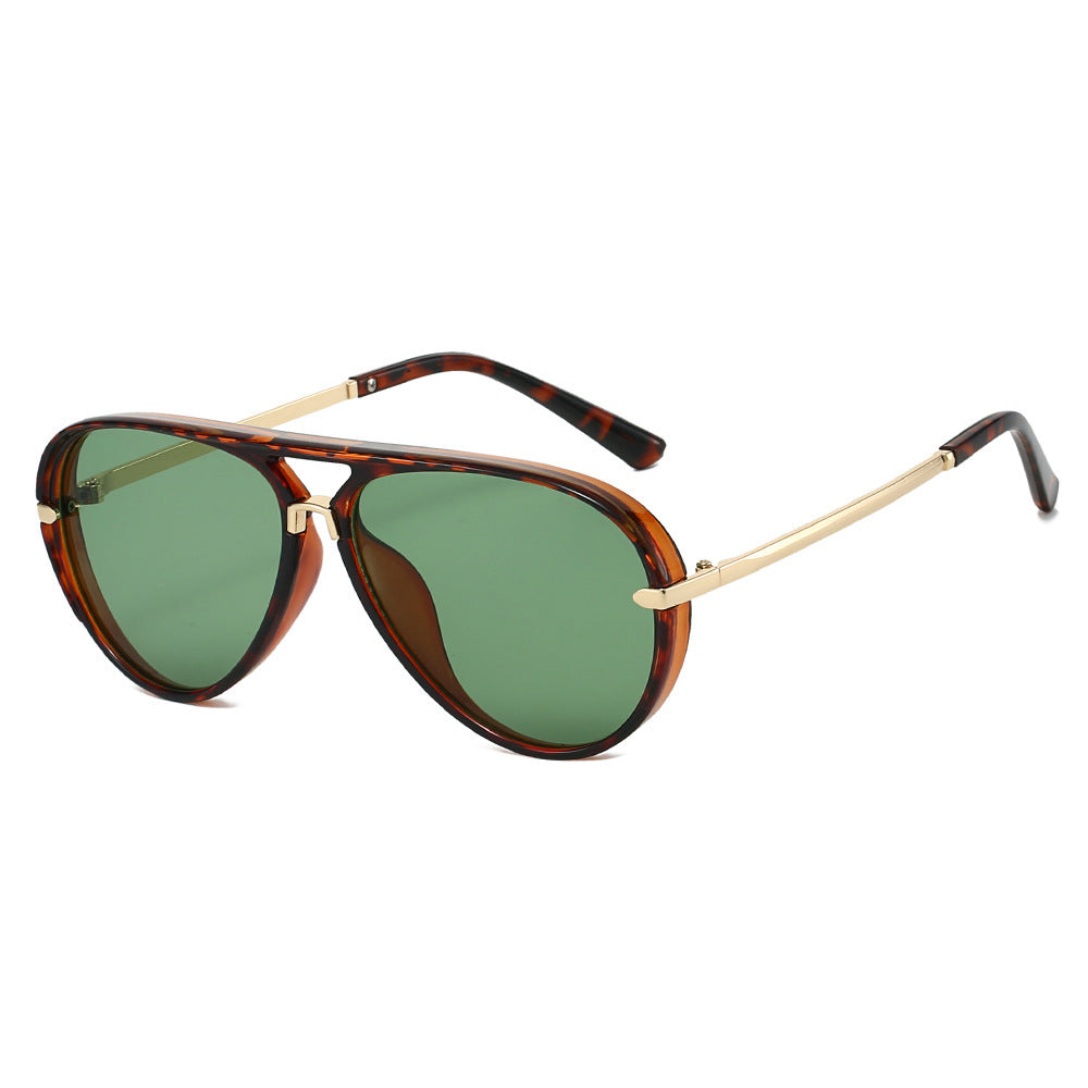 Elegant Aviator Sunglasses with Gold Accents Bowlift