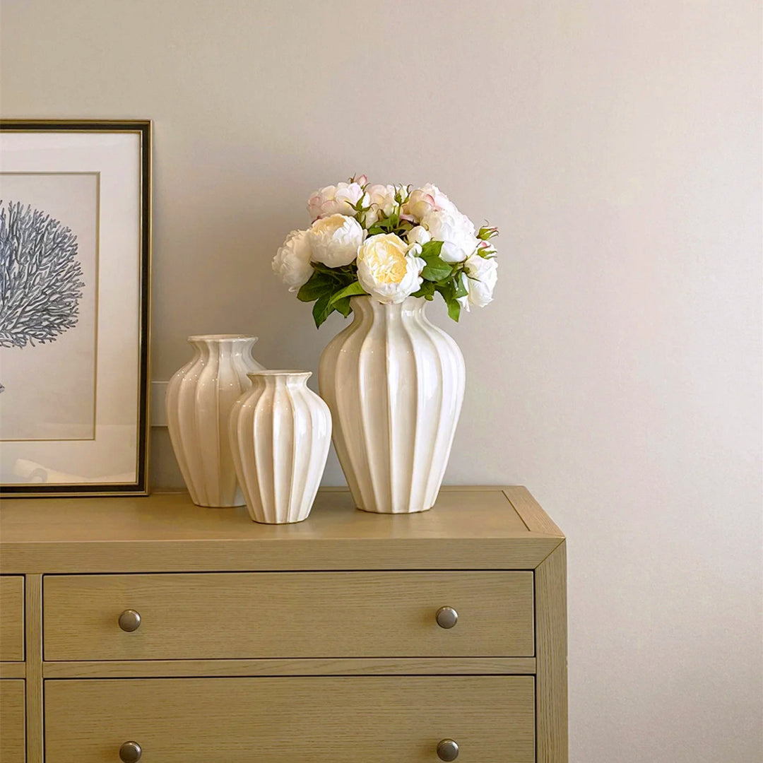 Elegant ceramic vase with ribbed structure Bowlift