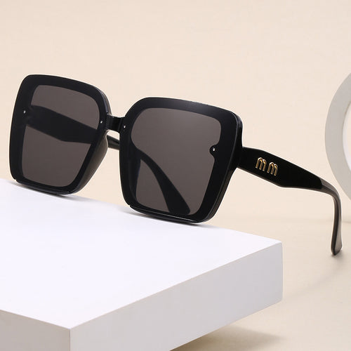 Women fashionable square sunglasses with comfortable design Bowlift