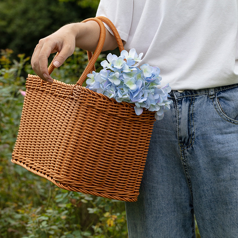 Women’s braided basket with practical handles Bowlift