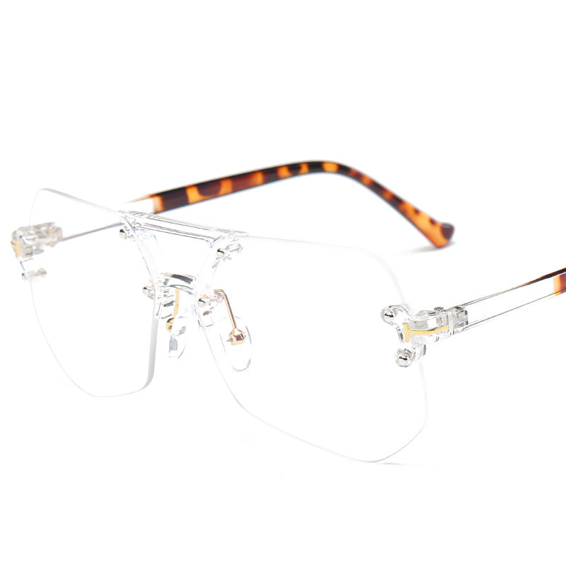 Ladies' Fashion Sunglasses in Futuristic Design Bowlift