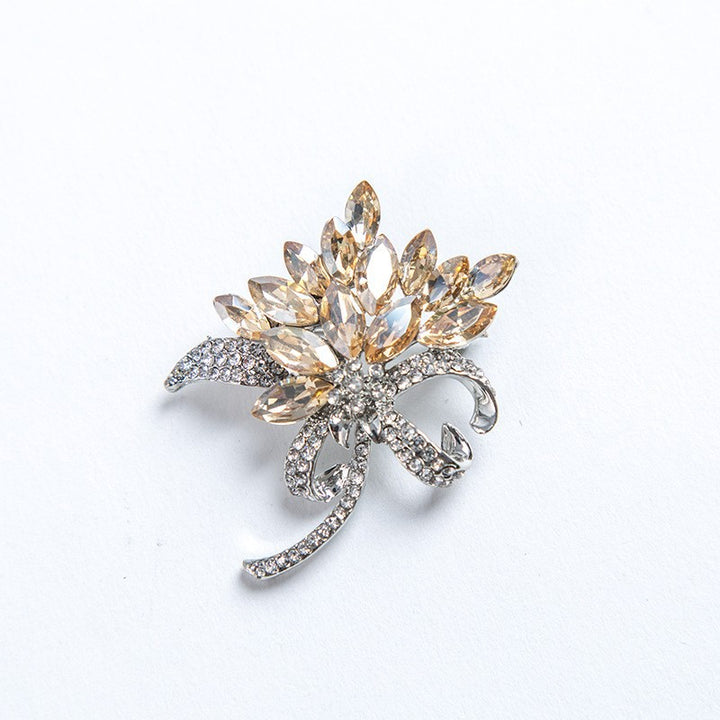 Sparkling brooch with floral design Bowlift