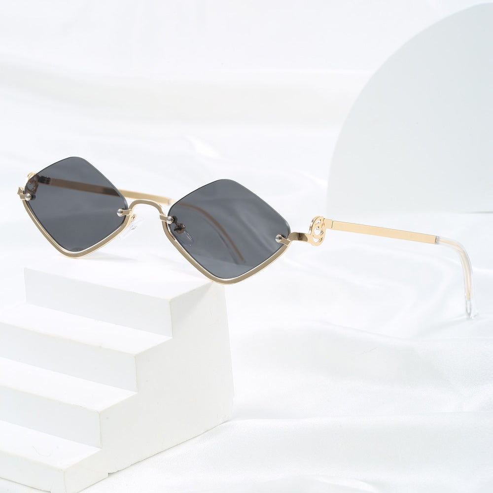 Women's fashionable square sunglasses with luxurious metal frame Bowlift