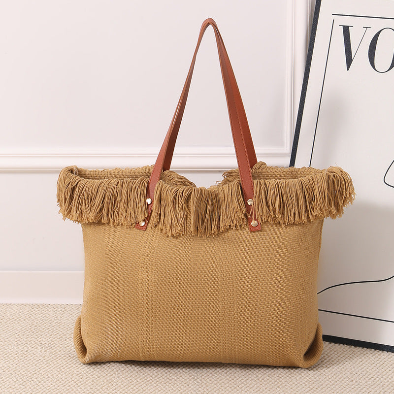 Beach bag with eye-catching fringe edge Bowlift