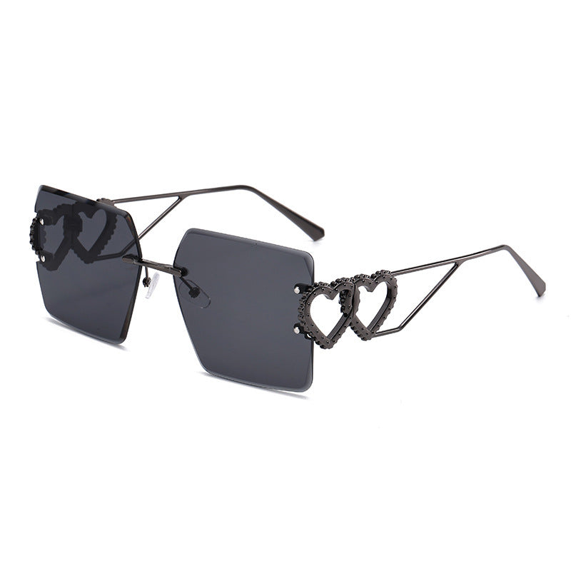 Women's fashionable sunglasses with trendy heart design Bowlift