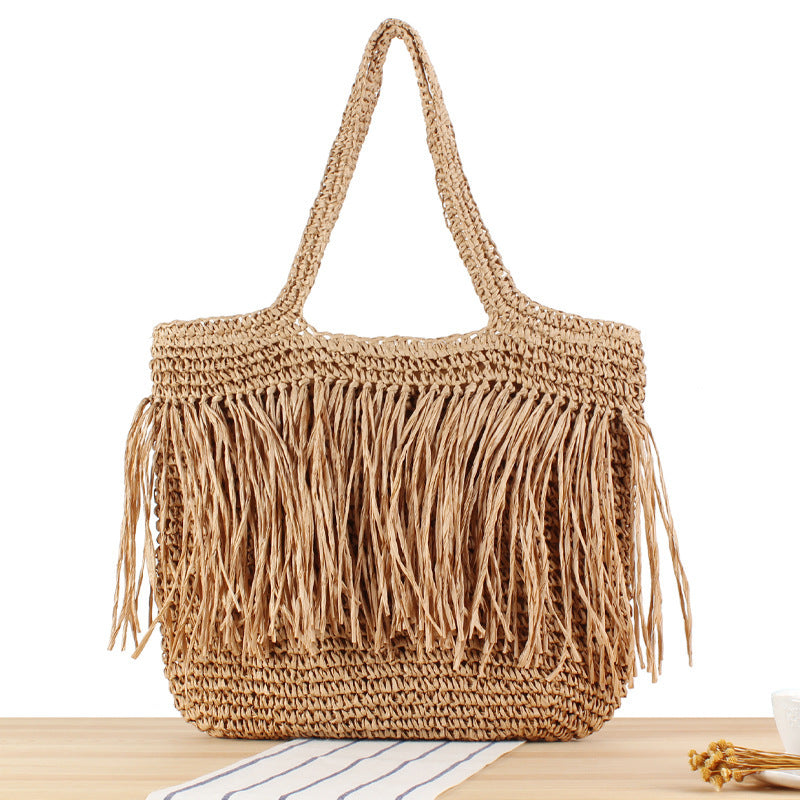Designer straw bag with fringe decoration Bowlift