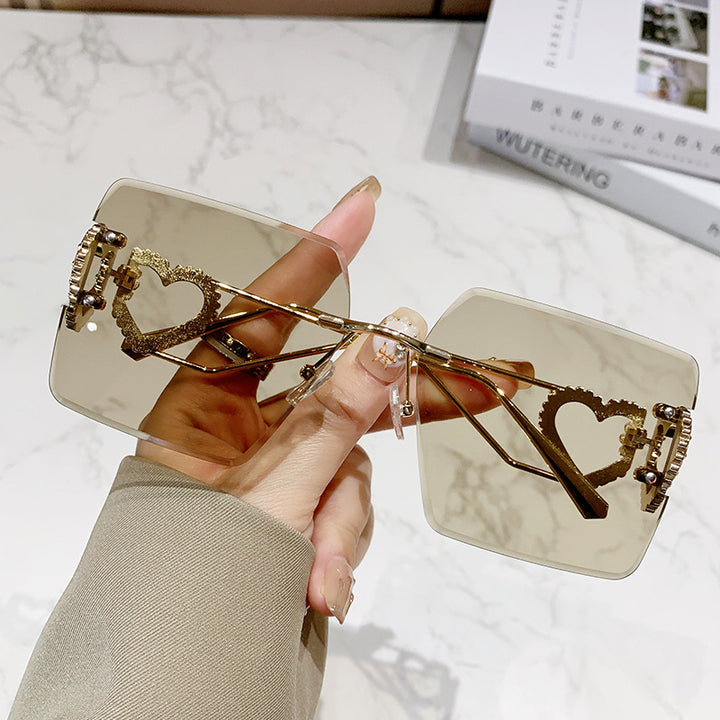 Women's fashionable sunglasses with trendy heart design Bowlift