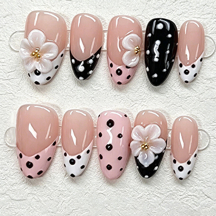 Artful nail tips in elegant design Bowlift