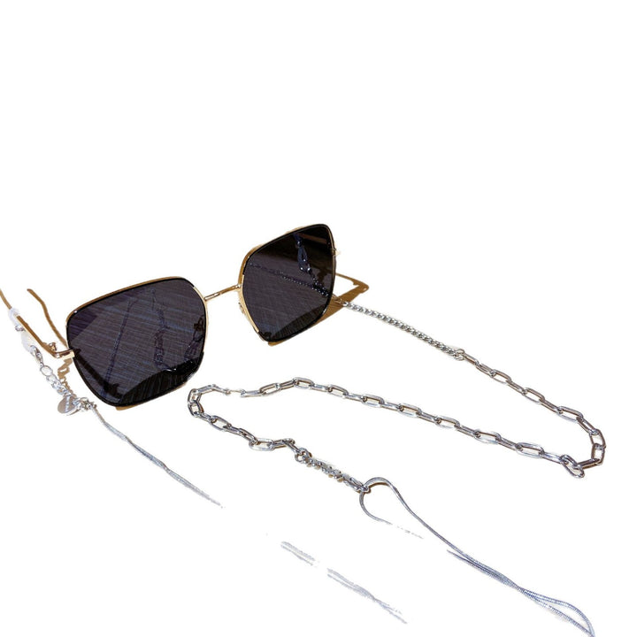 Fashionable sunglasses with luxurious chain strap Bowlift