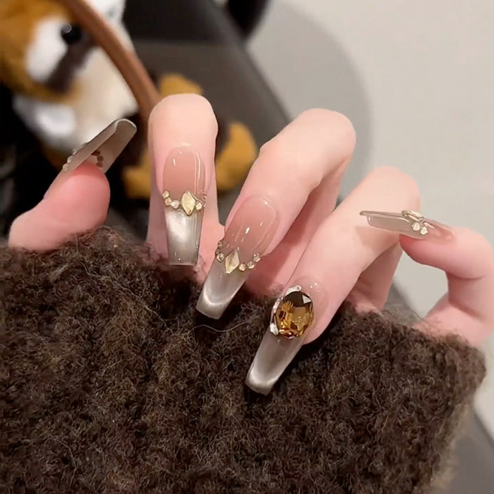 Elegant Press-On Nail Tips with Gold Accents Bowlift