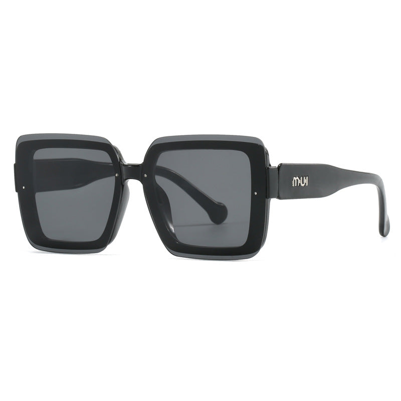 Women's oversized sunglasses in urban design Bowlift