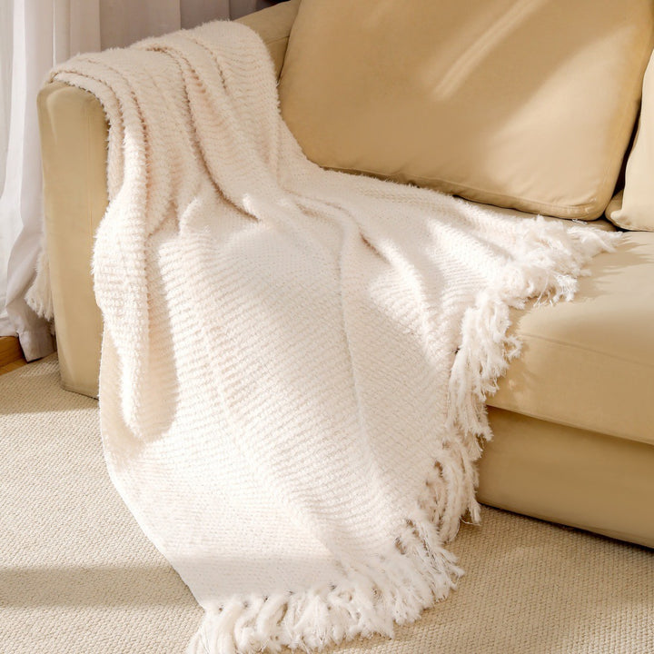 Women's knitted blanket with softest fleece and decorative fringes Bowlift