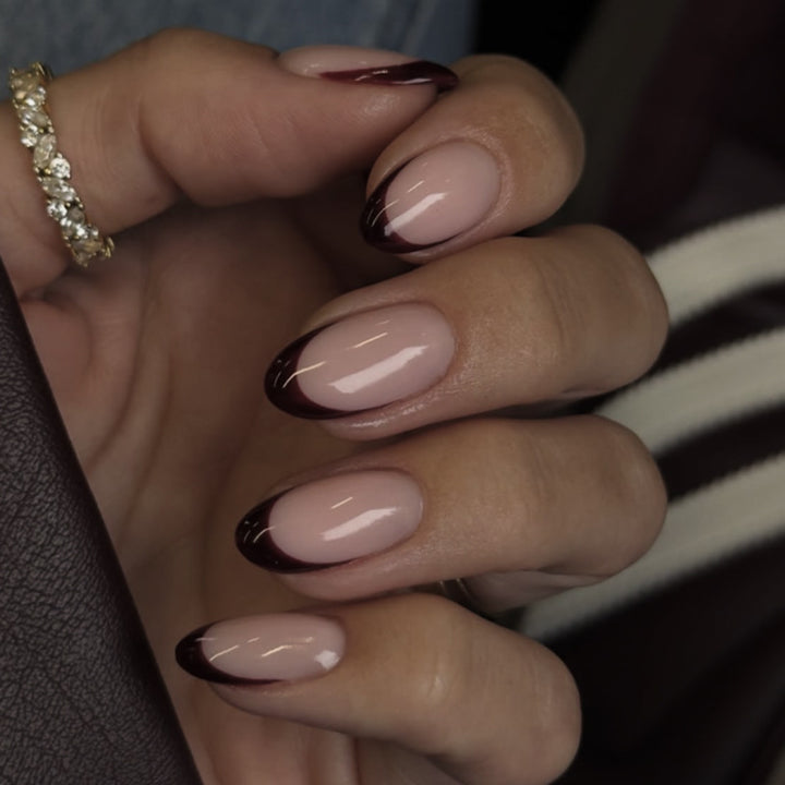 Elegant Stiletto Fake Nails with Gradient and Shine Bowlift