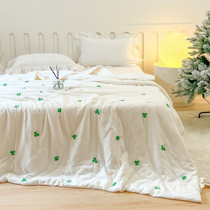 Women lightweight and breathable quilt with delicate floral patterns Bowlift