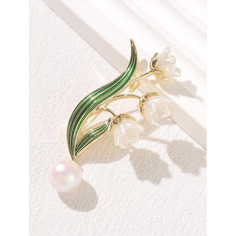 Elegant flower brooch with pearl pendant Bowlift