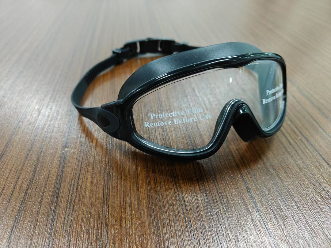Swimming mask with adjustable comfort and clear field of vision Bowlift