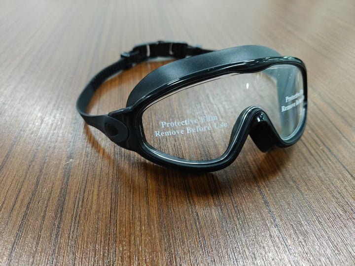 Swimming mask with adjustable comfort and clear field of vision Bowlift