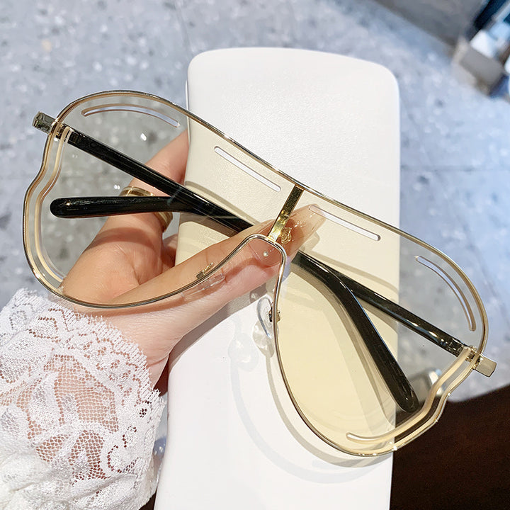 Women’s Sporty Oversized Sunglasses in Unique Design Bowlift