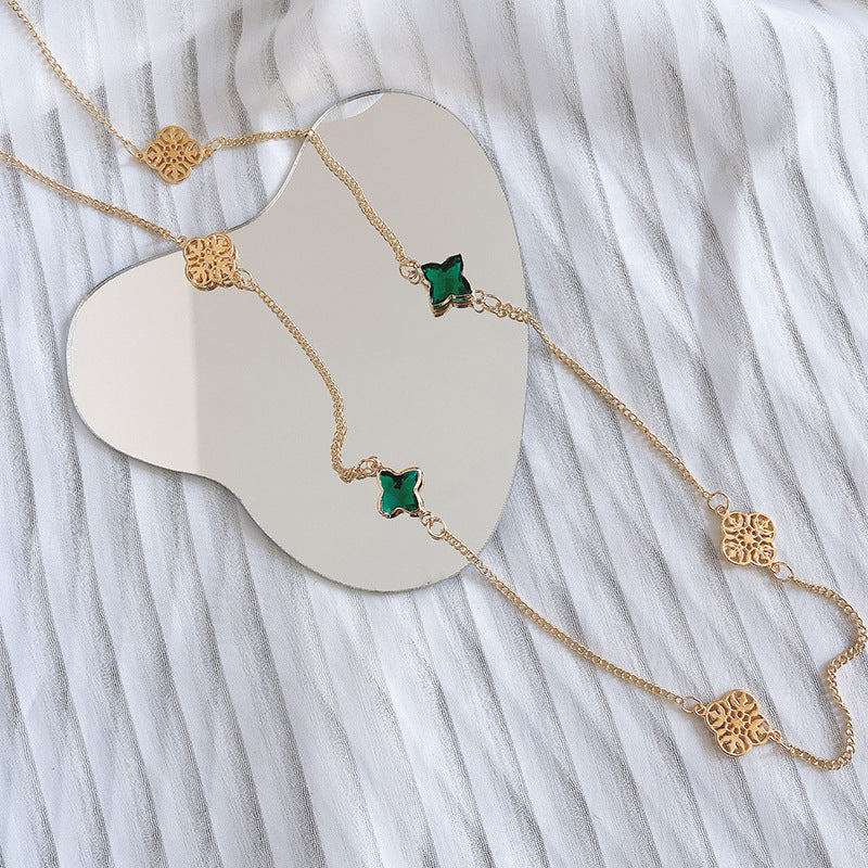 Elegant Necklace with Sparkling Green Stones Bowlift