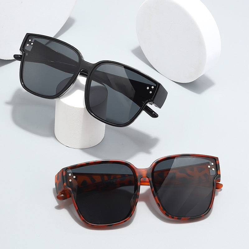 Ladies Fashion Sunglasses in clear lines design with high UV protection Bowlift