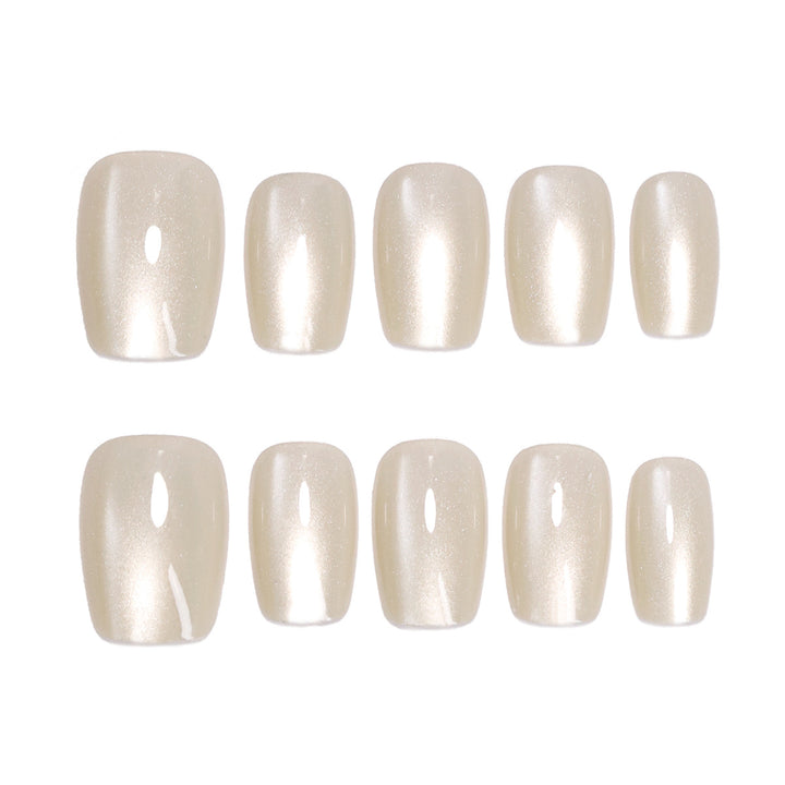 Nail extensions in an elegant look Bowlift