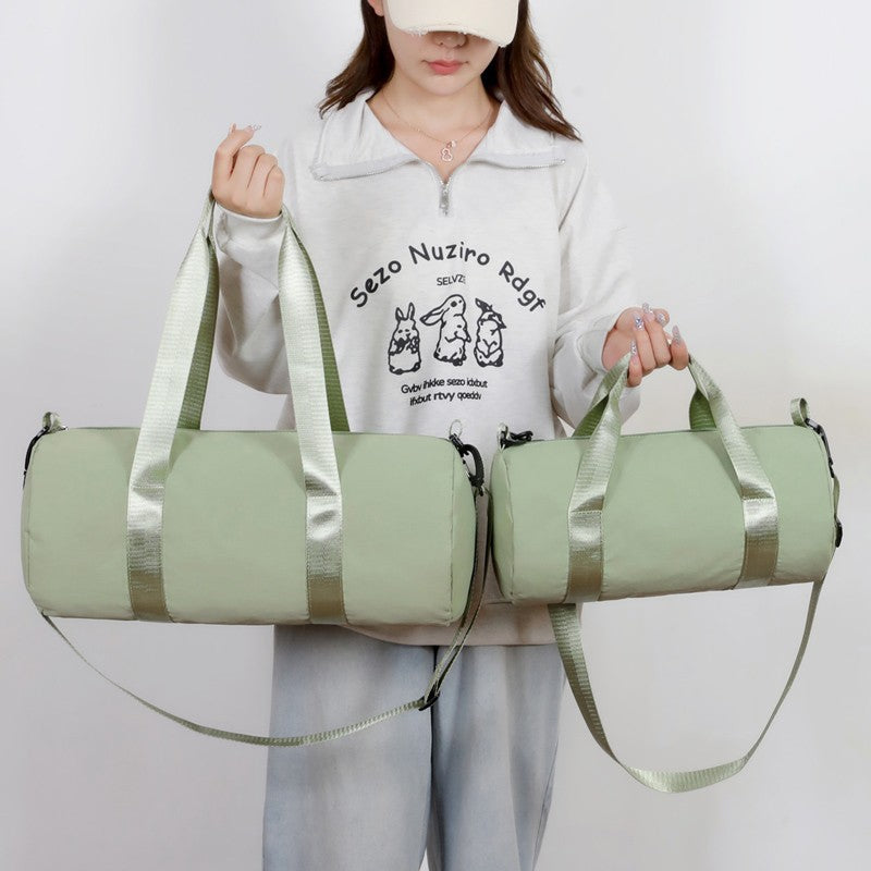 Sporty duffel bag with durable material and adjustable shoulder strap Bowlift
