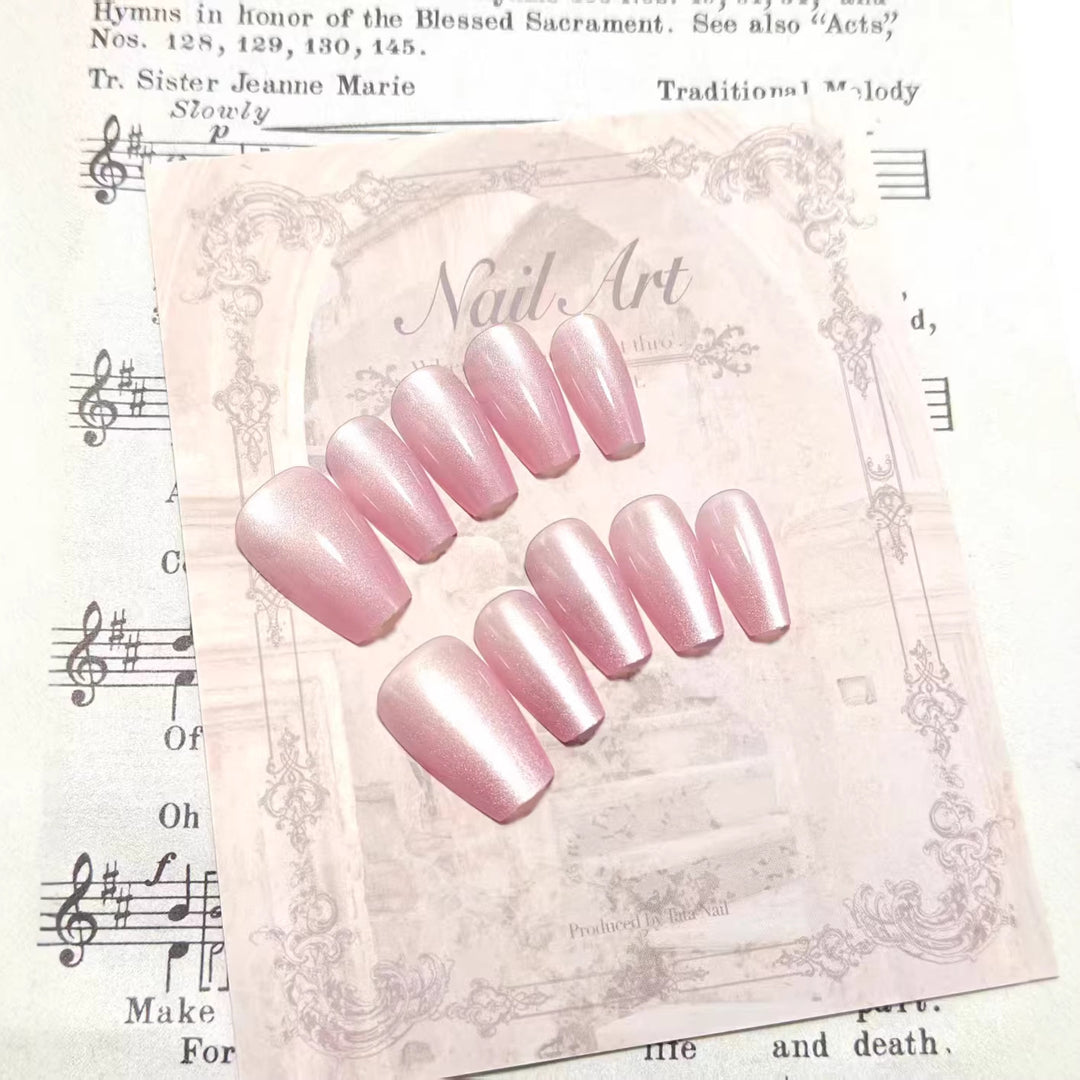 Shiny artificial nails with soft pink effect Bowlift