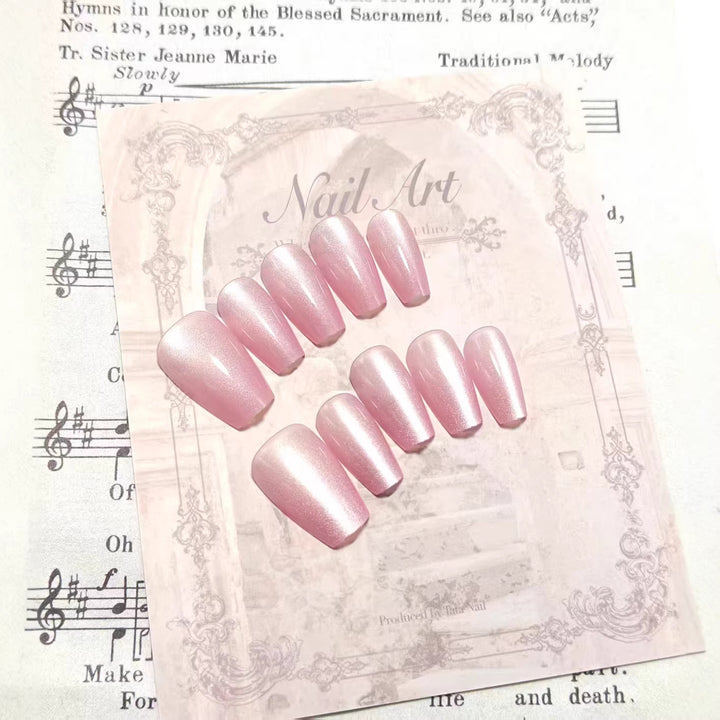 Shiny artificial nails with soft pink effect Bowlift