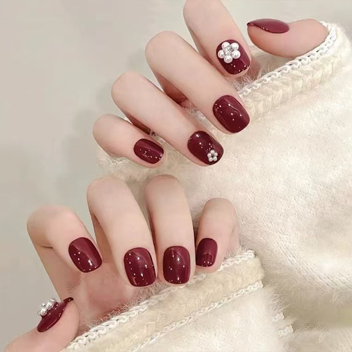 Artificial nails with glamorous decorations Bowlift