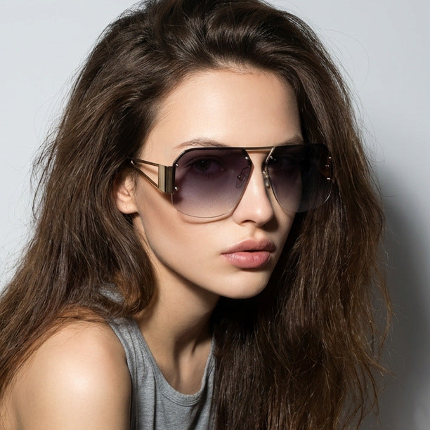 Women oversized sunglasses with distinctive frame and gentle gradient Bowlift