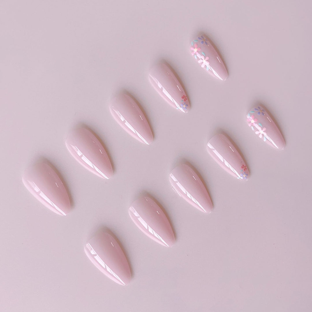 Artificial nail set with delicate floral pattern and glossy finish Bowlift