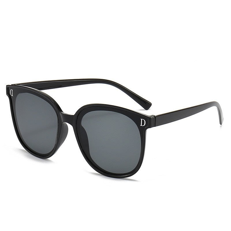 Fashionable oversized cat-eye sunglasses