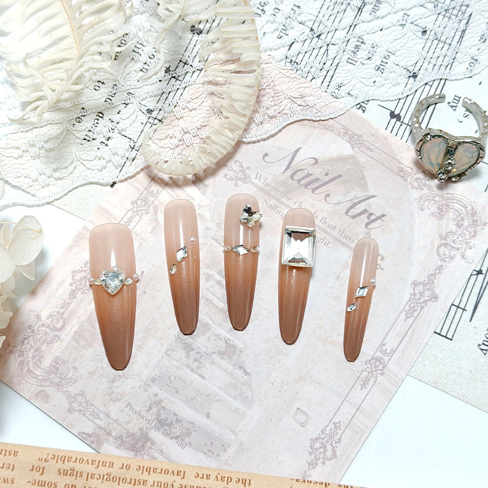 Artificial Nails in Sparkling Stiletto Style with Luxurious Accents Bowlift