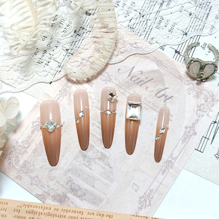 Artificial Nails in Sparkling Stiletto Style with Luxurious Accents Bowlift