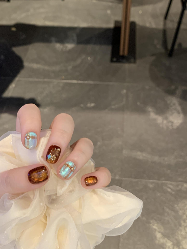 Artificial nail art tips with shimmer and glitter Bowlift