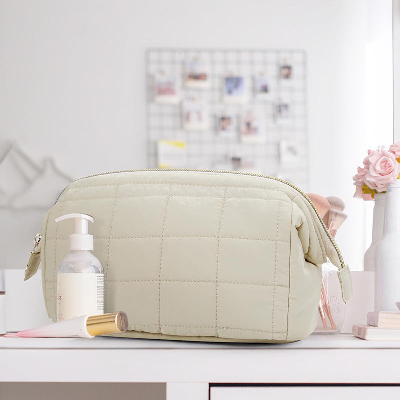 Padded cosmetic bag with elegant zipper Bowlift