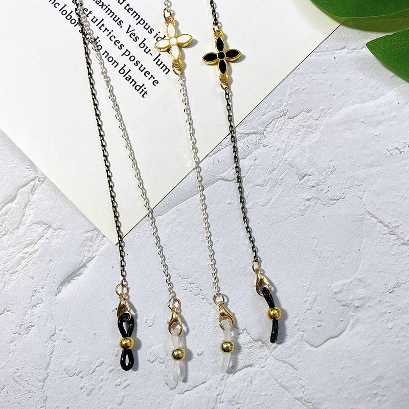 Elegant jewelry chain with filigree pendant Bowlift