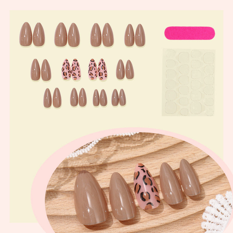 Nail set with modern leopard design Bowlift