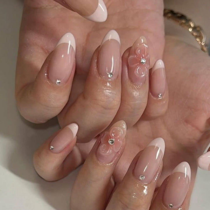 Elegant Floral-Accent Press-On Nail Set Bowlift