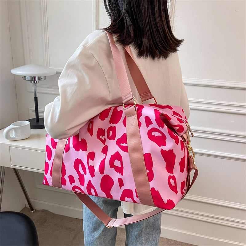 Sporty travel bag with modern leopard pattern Bowlift