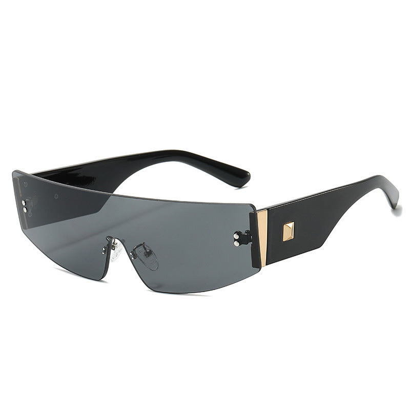 Ladies trendy sunglasses with futuristic design Bowlift