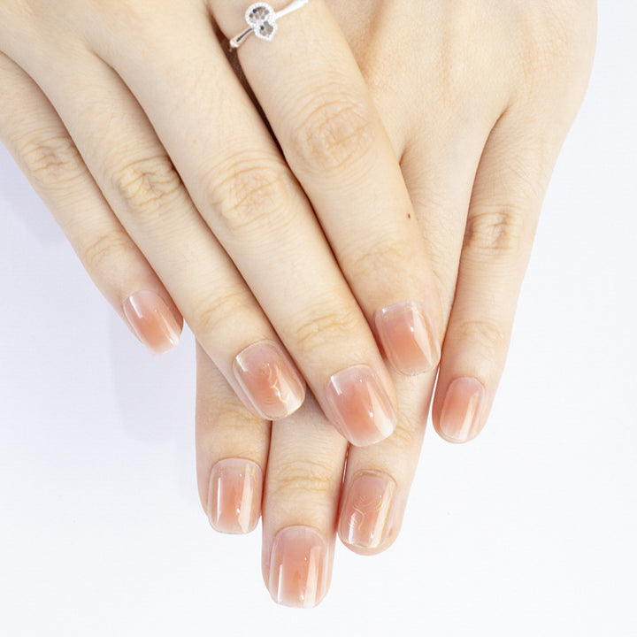 Artificial nails with elegant single gold accent Bowlift