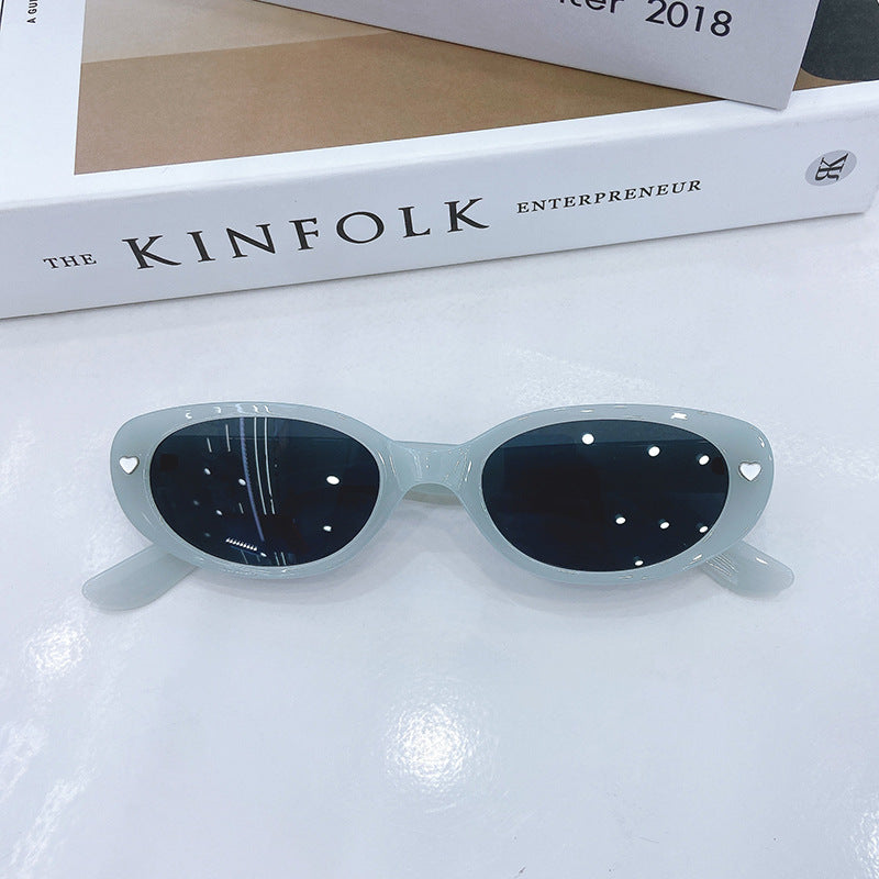 Fashionable Cat-Eye Sunglasses with Hearts Bowlift