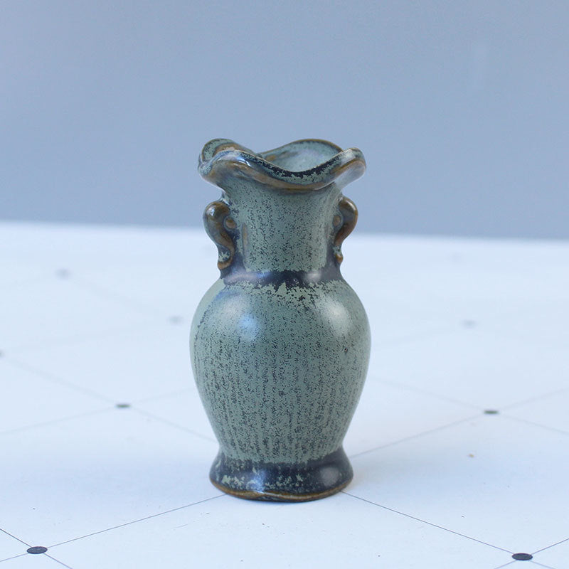 Elegant ceramic vase with artistic design Bowlift