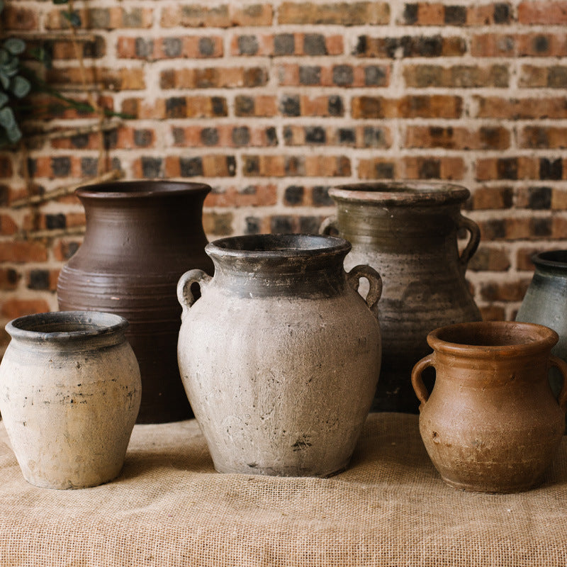 Rustic ceramic pot with handmade design Bowlift